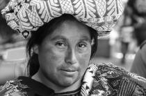 Retrato en blanco y negro de mujer maya de Chichicastenango, Guatemala.